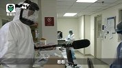 美记者全副武装探访纽约病房 穿垃圾袋的护士：我想要你同款装备