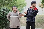 短剧：朋友打来电话借钱，没想小伙拉来媳妇演戏，看一遍笑一遍