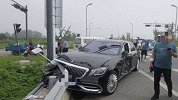 脱保面包车撞了迈巴赫 司机当场痛哭流涕