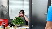 搞笑：男子向女同事表白被拒绝并侮辱，别人偷偷听到了，结局真逗