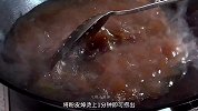 2块钱的肉丝加3张拉皮，简单炒一炒，口感爽滑，下酒又下饭
