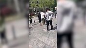 武汉解封第1天 黄鼠狼在街上不避行人主动乞食