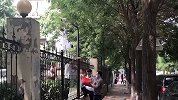 北京新发地周边居民隔栅栏买菜 小区实施封闭式管理
