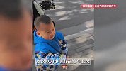 女子取完快递出来骑错电动车，反将车主小孩赶下，发现后尴尬骑回