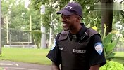 外国搞笑集锦，小丑让警察消失了，众人感到惊讶