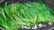 万万没想到，把韭菜放锅里烫一下，出锅以后满屋飘香，太好吃了