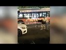 情侣街上撕打公交司机，路人帮求情