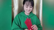 外国奶奶第一次到中国过年，体会到收红包和发红包的区别，神奇！