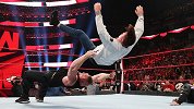 RAW第1375期：震惊！重摔之城从天而降！莱斯纳暴打雷尔父子