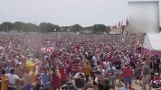 太壮观！英格兰球迷沙滩啤酒浴+放烟花庆祝大胜