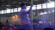 雷蛇展台极品屌丝男妖娆钢管舞