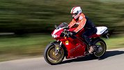 它是杜卡迪最经典的跑车，108匹双杠设定，二轮法拉利名不虚传
