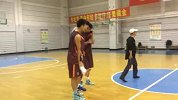 CBA-1617赛季-好兄弟！廉明身背崴脚的李晓旭 杨鸣紧随其后-专题