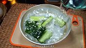 腌黄瓜怎么腌好吃又脆，简单又好吃的雪碧泡黄瓜，清脆爽口