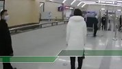 刑拘！北京一女子体温异常强闯地铁 辱骂袭击民警被当场绊腿撂倒