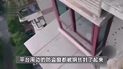 男子酒后回卧室睡觉被冻醒，竟发现被困18楼窗外，当事人：以为在做梦