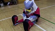 J联赛吉祥物卖萌日常 札幌冈萨多猫头鹰打羽毛球打到怀疑鹰生