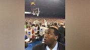 NBA的保安也不容易啊 投进绝杀球慌得不行