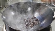 “葱爆木耳”怎样做好吃？厨师长分享家常做法，少油清淡营养美味