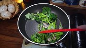 鸡肉的家常做法，简单又好吃的鸡肉炒红薯叶，超级开胃