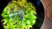 “素炒苦瓜”，鲜嫩清爽可口，不苦好吃