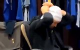 给队友整懵了！库里更衣室自己拿纱布包扎头部