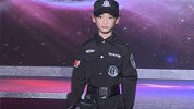 帅气的小男孩，穿上警察服后，很有范