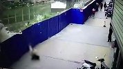 广西一吊机作业时突然侧翻 工作人员跳车逃生