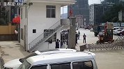 广西一城管局局长强闯校园取车用挖掘机拆校门 官方：被纪委处理