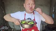 从兔窝抓只兔子，做麻辣香锅兔配啤酒味道绝了，全家人都说没过瘾