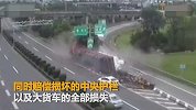 司机高速上实线变道 大货车避让不及侧翻