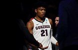 还没开打NBA已名声在外！八村塁为日本球迷签名