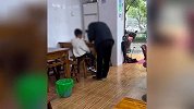 男孩被外公逼问“吃不吃”，随后被连扇数巴掌，老板娘：经常这样