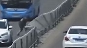 醉汉无视车流横穿马路 翻越护栏上演“多米诺骨牌”