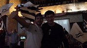 中国尤文球迷造访都灵当地球迷会 双方友好互动并赠送礼物