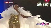 星尚-20121124-吉克隽逸金装铠甲拖超长毛披风Hold不住露囧像