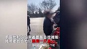 女子摊位买1斤草莓觉得不对劲，一称仅半斤，老板：删视频才给退