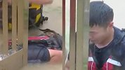 为转移洪灾中的被困群众 消防员毫不犹豫一头扎进污水中打开大门