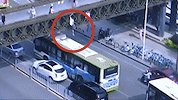 男子与母亲发生矛盾欲跳天桥轻生 幸被路过公交车接住逃过一劫