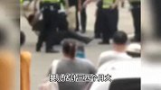 男子怀抱婴儿遇查车被按倒在地，警方：男子殴打交警在先，婴儿无碍