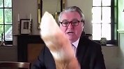 英国议员视频会议被喵主子无情打断：“你快把尾巴放下来！”