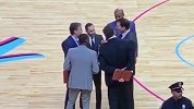 教练身份实锤？ 隆指导与湖人教练组讨论战术