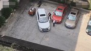 【湖南】男司机小区倒车入库失败几十次 情急之下的动作笑翻网友