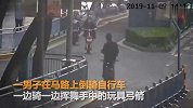 结局引起舒适！男子大街倒骑自行车 称要破吉尼斯纪录