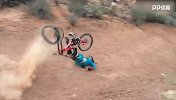 慢镜头看山地小轮车超惊险事故瞬间 尘土飞扬选手头着地脖子危险！