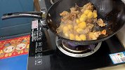 板栗鸡这样烧，配料简单，味道香浓，一道很好，吃的家常菜