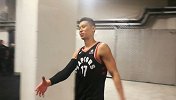 【PP体育在现场】书豪与友人打招呼 赢球后笑得像个孩子