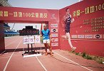 超马之王创100千米纪录 400米操场跑250圈不到7小时