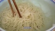 煮面条最忌水开下锅，面馆老板教我诀窍，2步煮出面条爽滑又筋道