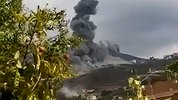 现场：黎巴嫩南部一建筑发生剧烈爆炸 黑烟起于废墟直冲天际